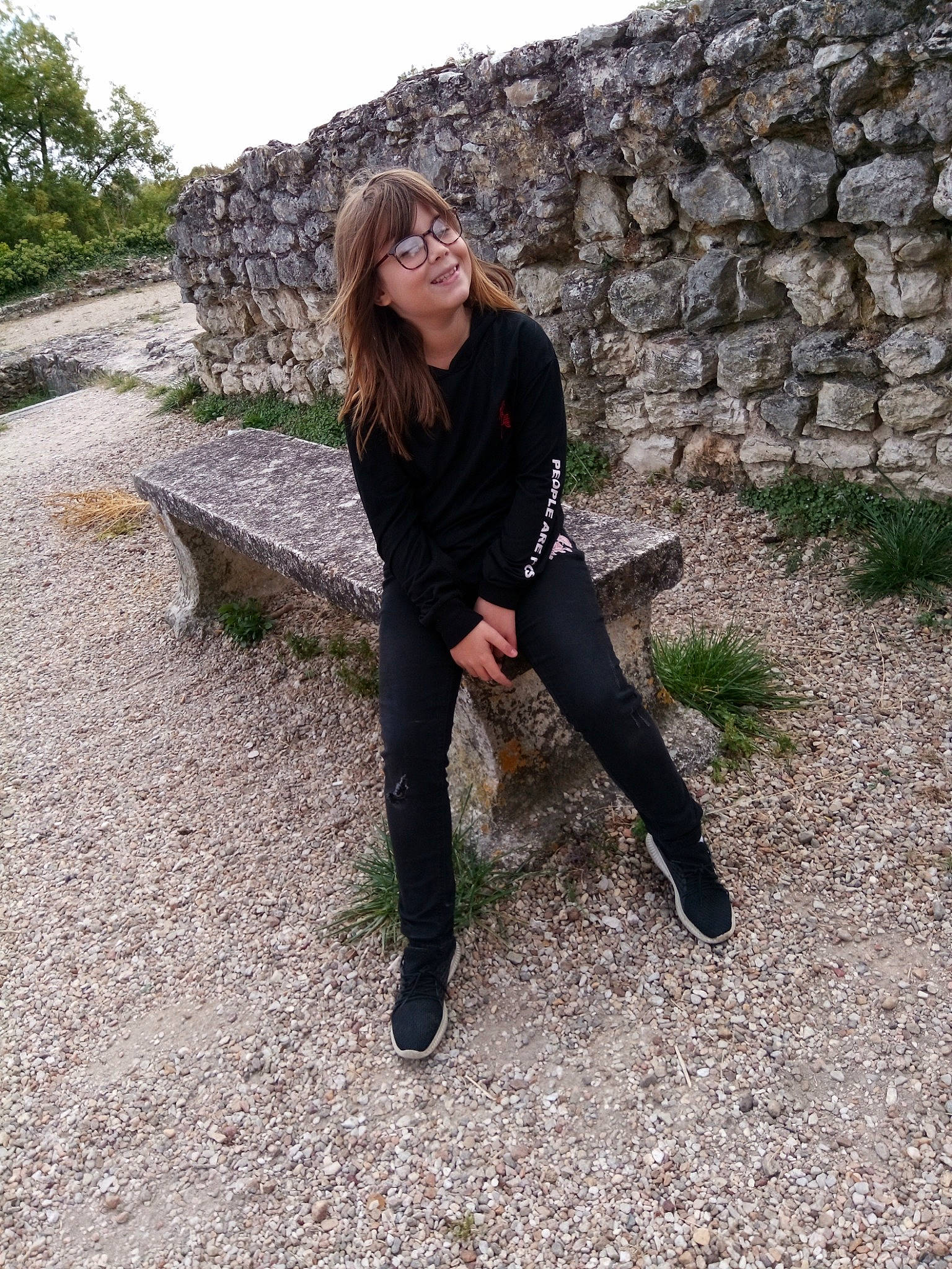 Angelique a rejoint le concours — aidez-le/la à gagner de superbes lots ! black, clothing, denim, footwear, fun, girl, grass, jeans, joy, leg, leggings, pattern, person, photo_shoot, plant, shoe, sitting, tights, tree, trousers