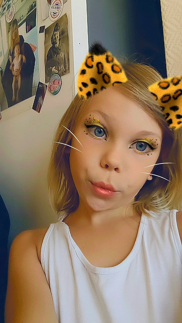 Phoebe participe au concours pour gagner de l'argent avec cette photo : brown_hair, cheek, child, eye, eyebrow, eyelash, forehead, girl, hair_accessory, hair_coloring, head, headgear, headpiece, human_hair_color, person