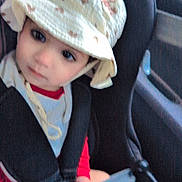 Minha is registered to the contest to win money with this photo: toddler, child, car_seat, hat, bib, seatbelt, car_interior, safety, young_child, person, cute, baby, clothing, face, portrait, seat, looking, hands, red_shirt, travel