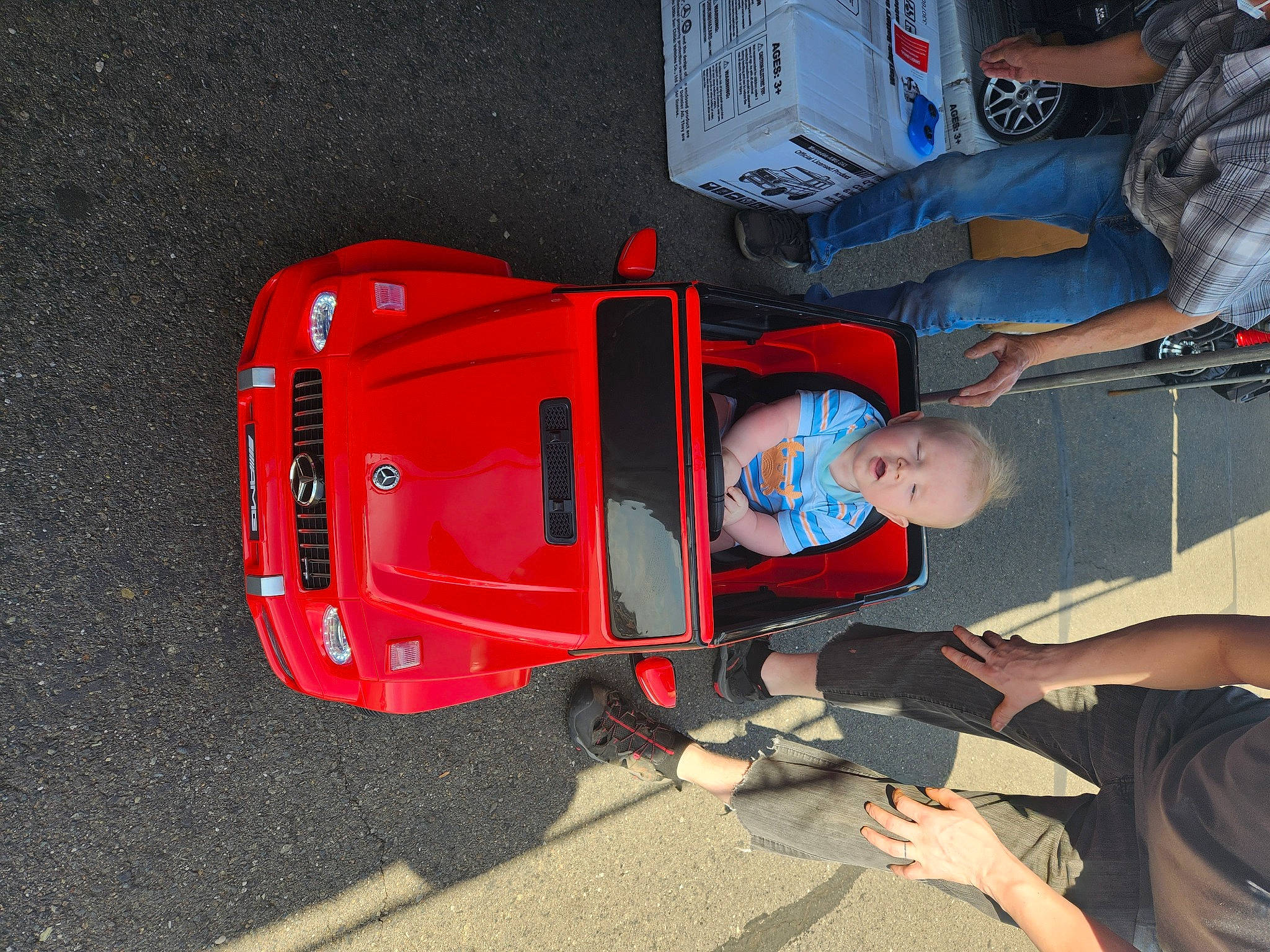 Kalel is registered to the contest to win money with this photo: auto_part, automotive_design, automotive_exterior, automotive_lighting, automotive_tire, automotive_wheel_system, bumper, car, electric_blue, hat, hood, machine, motor_vehicle, person, shorts, t_shirt, tire, vehicle, vehicle_door, walking_shoe