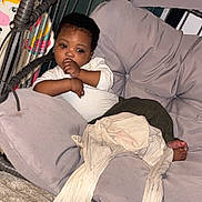 Adam a rejoint le concours — aidez-le/la à gagner de superbes lots ! baby, child, cushion, chair, indoor, comfort, pillow, unicorn, toy, carpet, foot, clothing, relaxing, infant, hand, face, person, furniture, home, cute