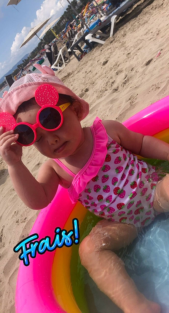 Anissa participe au concours pour gagner de l'argent avec cette photo : beach, body_of_water, cool, eyewear, glasses, goggles, hairstyle, happy, hat, headgear, human_body, leg, leisure, people_on_beach, person, pink, recreation, shorts, sunglasses, thigh