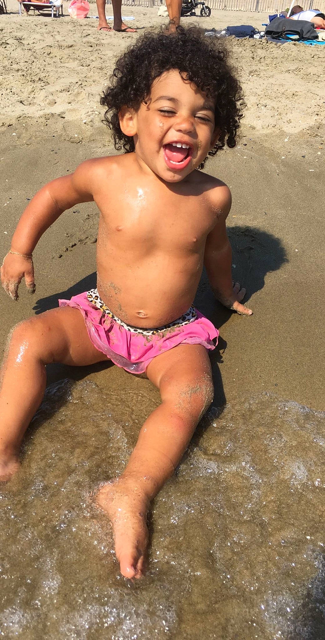 Jennah participe au concours pour gagner de l'argent avec cette photo : abdomen, chest, eye, finger, hair, happy, leg, leisure, mouth, muscle, neck, organ, people_in_nature, people_on_beach, person, skin, smile, thigh, trunk, trunks