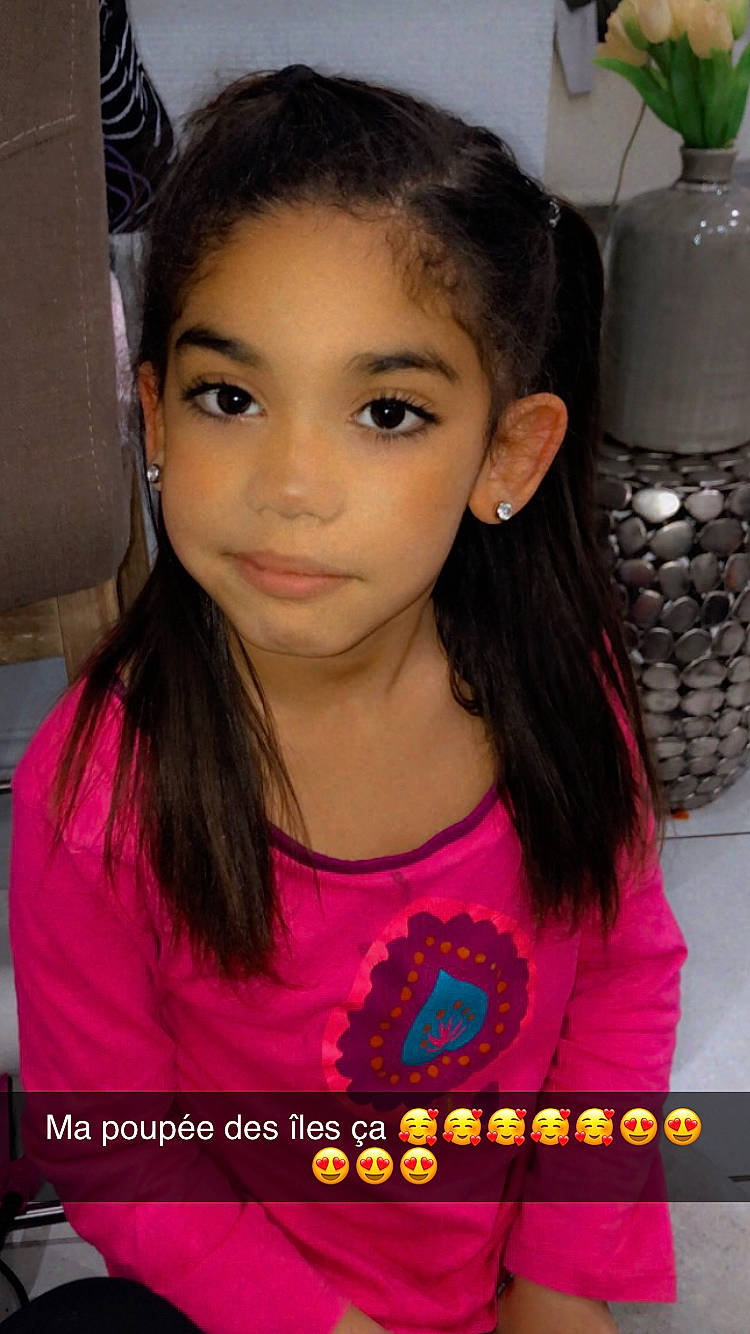 Jennah a rejoint le concours — aidez-le/la à gagner de superbes lots ! black, black_hair, cheek, cool, eyebrow, eyelash, forehead, hair, hairstyle, happy, iris, jaw, lip, mammal, neck, nose, organ, person, pink, skin