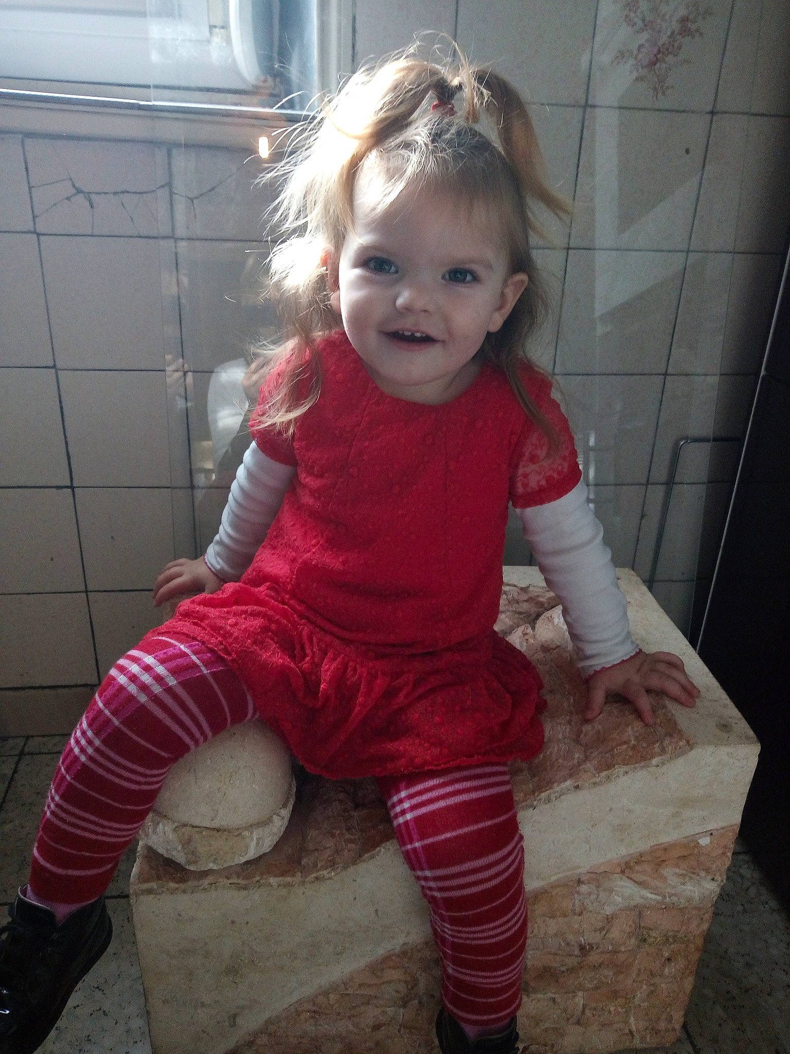 Emma a rejoint le concours — aidez-le/la à gagner de superbes lots ! child, fun, girl, hair, human_hair_color, infant, outerwear, person, pink, red, skin, smile, standing, textile, toddler