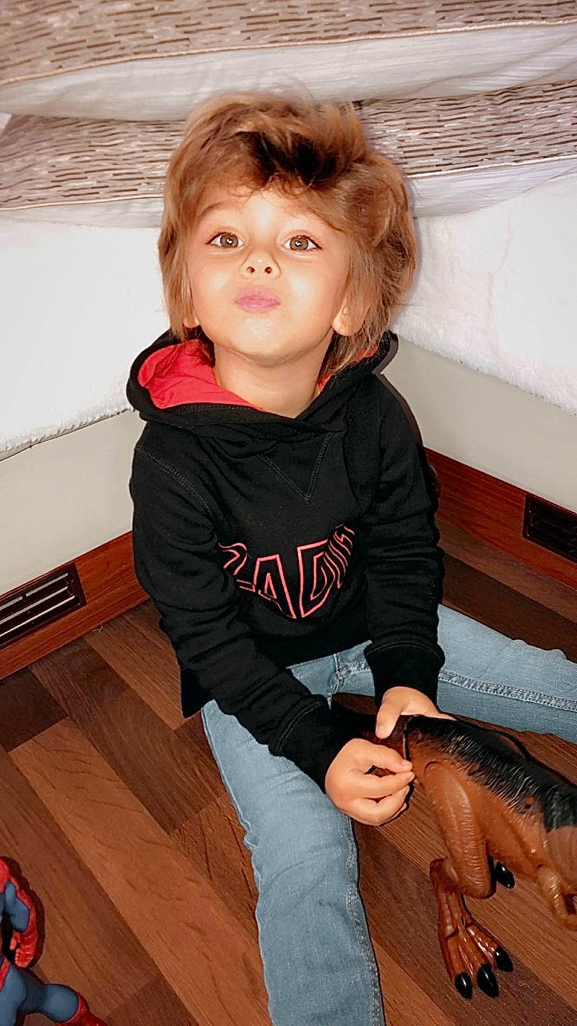 Sam a rejoint le concours — aidez-le/la à gagner de superbes lots ! baby_toddler_clothing, brown_hair, child, cool, elbow, flooring, fun, hairstyle, happy, hardwood, human_leg, joint, knee, mouth, organ, person, sleeve, t_shirt, thigh, toddler