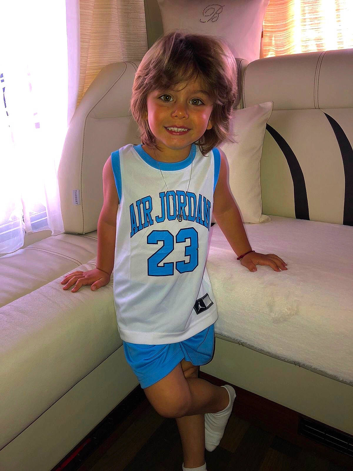 Sam participe au concours pour gagner de l'argent avec cette photo : baby_toddler_clothing, comfort, face, floor, flooring, fun, hair, happy, human_leg, joint, joy, knee, person, shoulder, sleeve, smile, sportswear, t_shirt, textile, thigh