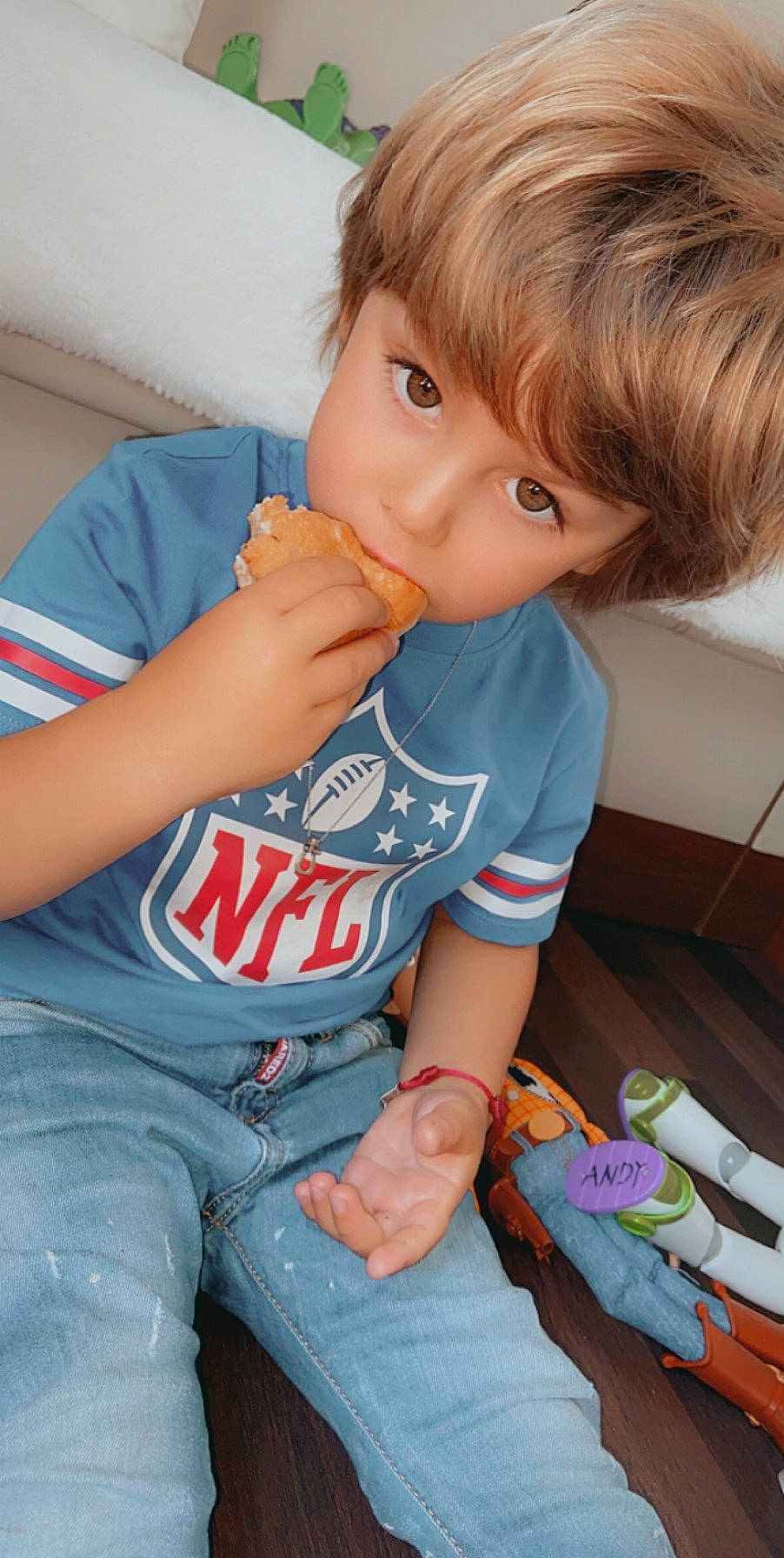 Sam a rejoint le concours — aidez-le/la à gagner de superbes lots ! child, drinkware, elbow, eye, eyelash, face, finger, gesture, hairstyle, hand, happy, joint, mouth, nose, organ, person, shoulder, skin, sleeve, t_shirt