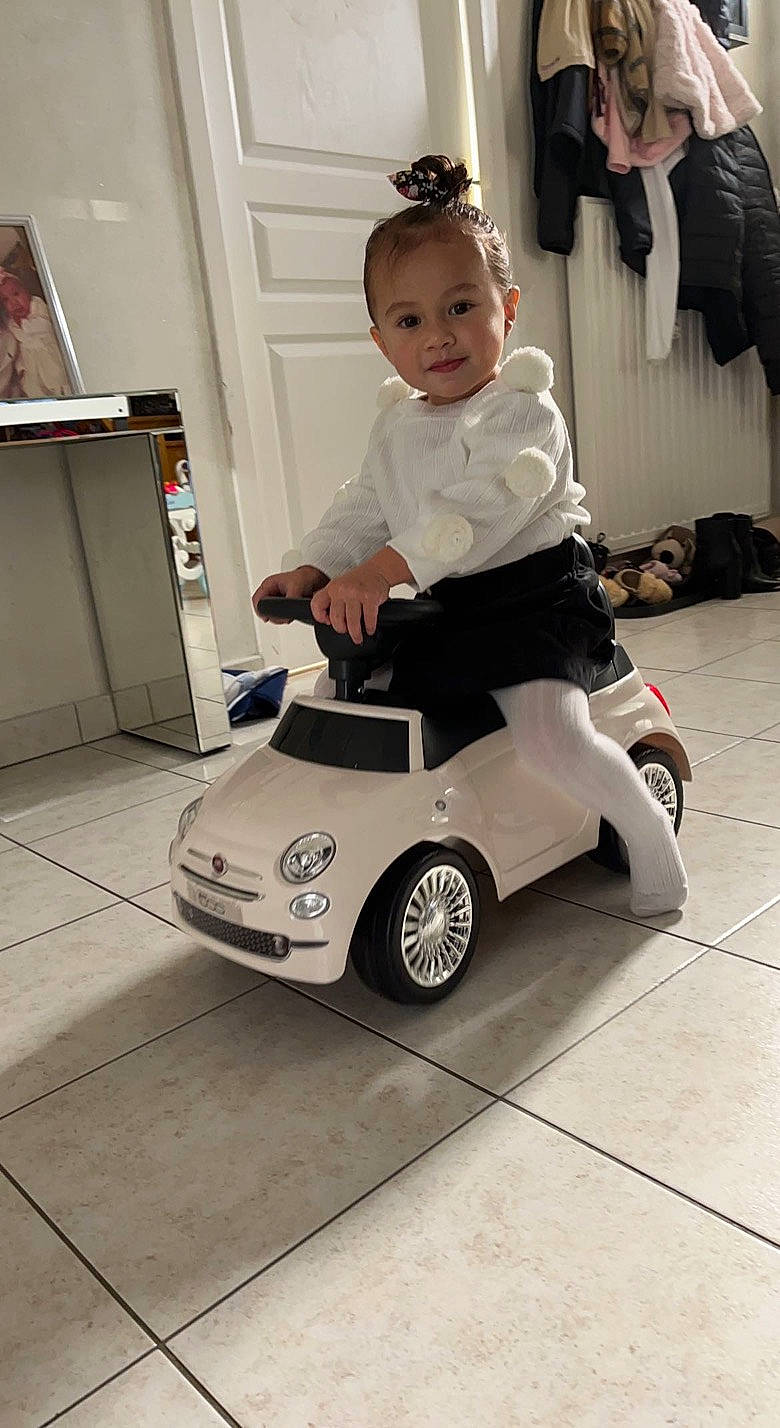 Lila participe au concours pour gagner de l'argent avec cette photo : alloy_wheel, automotive_design, automotive_exterior, automotive_lighting, automotive_tire, automotive_wheel_system, car, fender, floor, flooring, hubcap, motor_vehicle, person, riding_toy, rim, rolling, tire, toddler, toy, vehicle