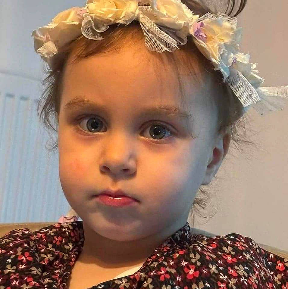 Eva a rejoint le concours — aidez-le/la à gagner de superbes lots ! beauty, bridal_accessory, cheek, dress, eye, eyebrow, eyelash, fashion_design, flash_photography, hair, hairstyle, happy, headpiece, iris, lip, long_hair, organ, person, skin, toddler