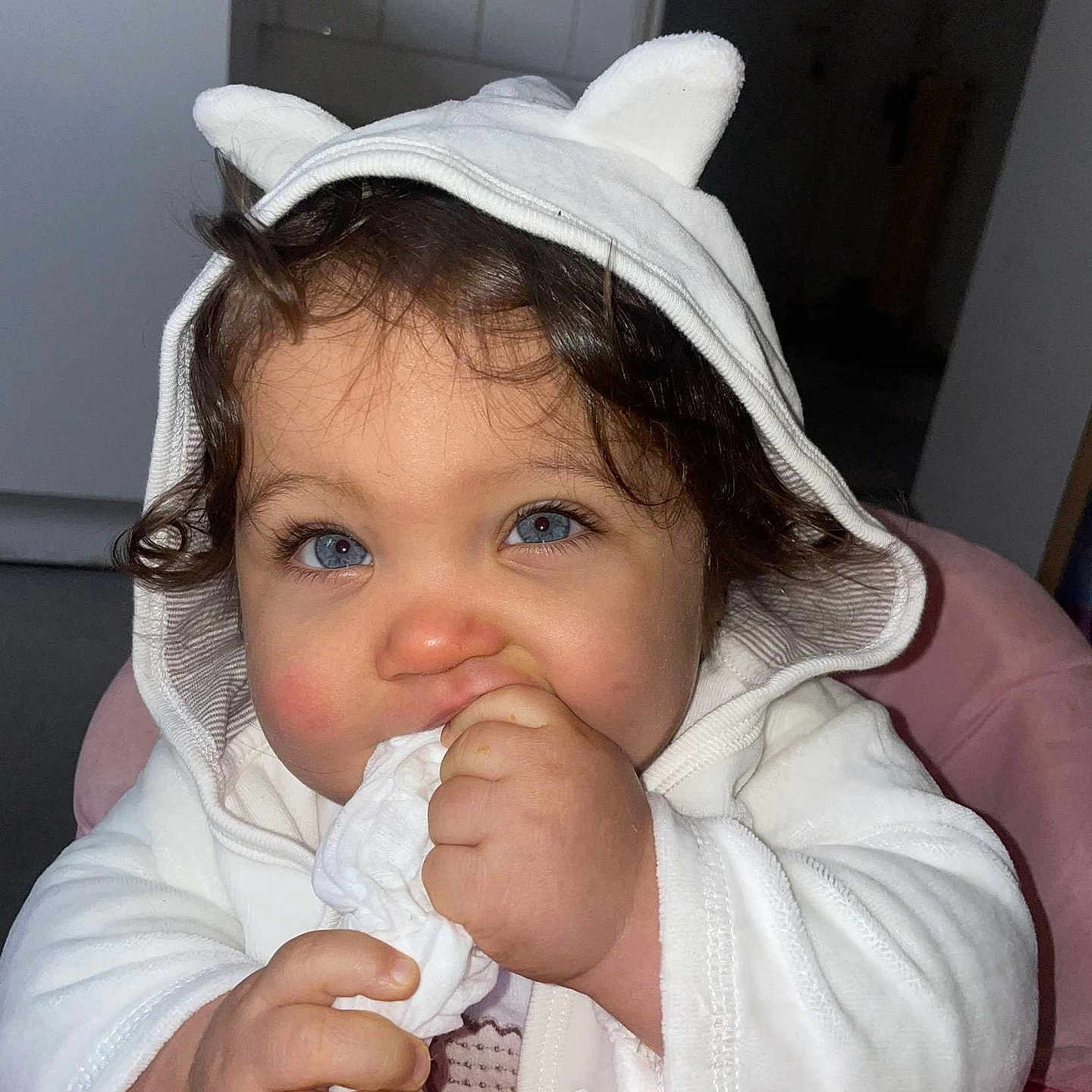 Younès a rejoint le concours — aidez-le/la à gagner de superbes lots ! baby, bodypart, clothing, coat, cutlery, face, finger, hand, hat, head, hood, hoodie, jacket, knitwear, person, photography, portrait, spoon, sweater, sweatshirt