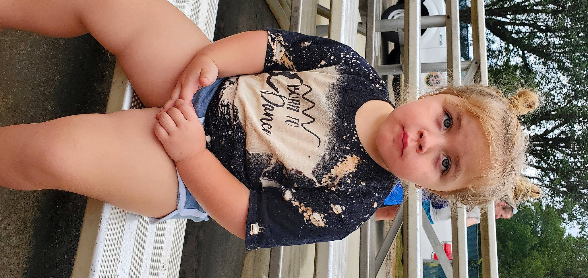 Emma is registered to the contest to win money with this photo: arm, cool, eyelash, facial_expression, gesture, hair, hairstyle, happy, human, human_body, joint, knee, neck, organ, person, shoulder, skin, sleeve, textile, thigh