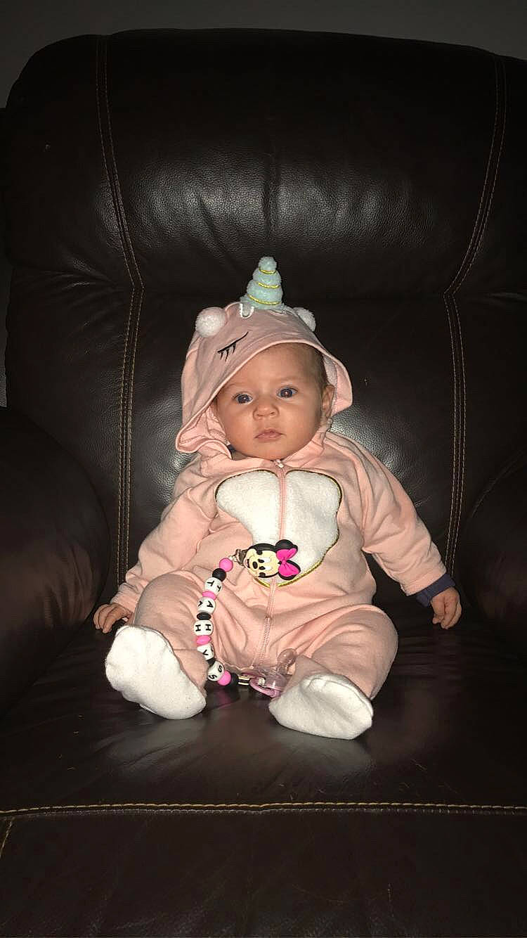 Tahys participe au concours pour gagner de l'argent avec cette photo : baby, baby_products, baby_toddler_clothing, cap, cheek, child, comfort, darkness, fashion_accessory, flash_photography, foot, fun, happy, hat, head, headwear, human_body, person, room, sitting