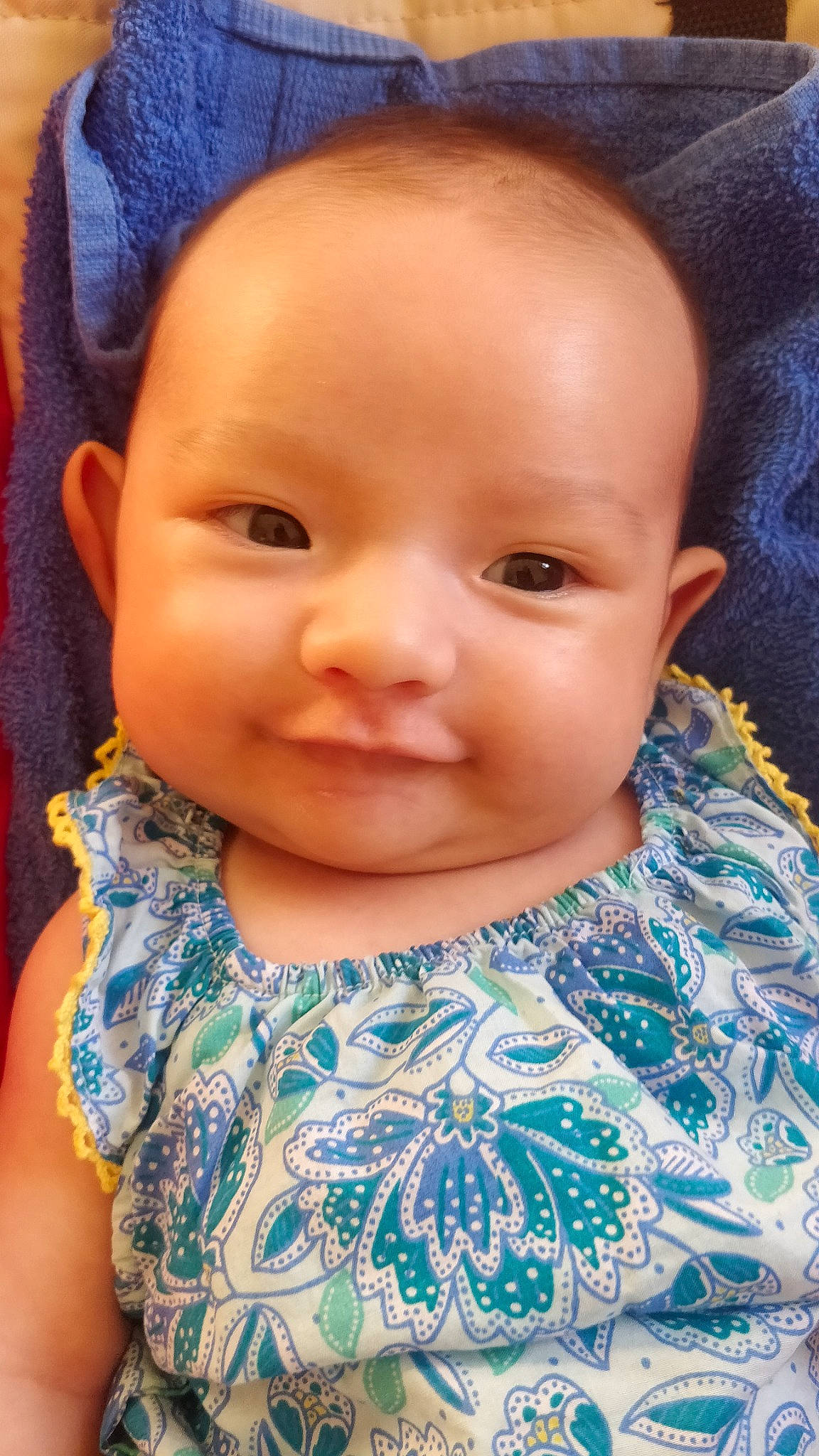 Leia a rejoint le concours — aidez-le/la à gagner de superbes lots ! baby, baby_toddler_clothing, beauty, blue, cheek, chin, eye, eyebrow, eyelash, facial_expression, hairstyle, happy, head, iris, lip, neck, nose, person, skin, sleeve