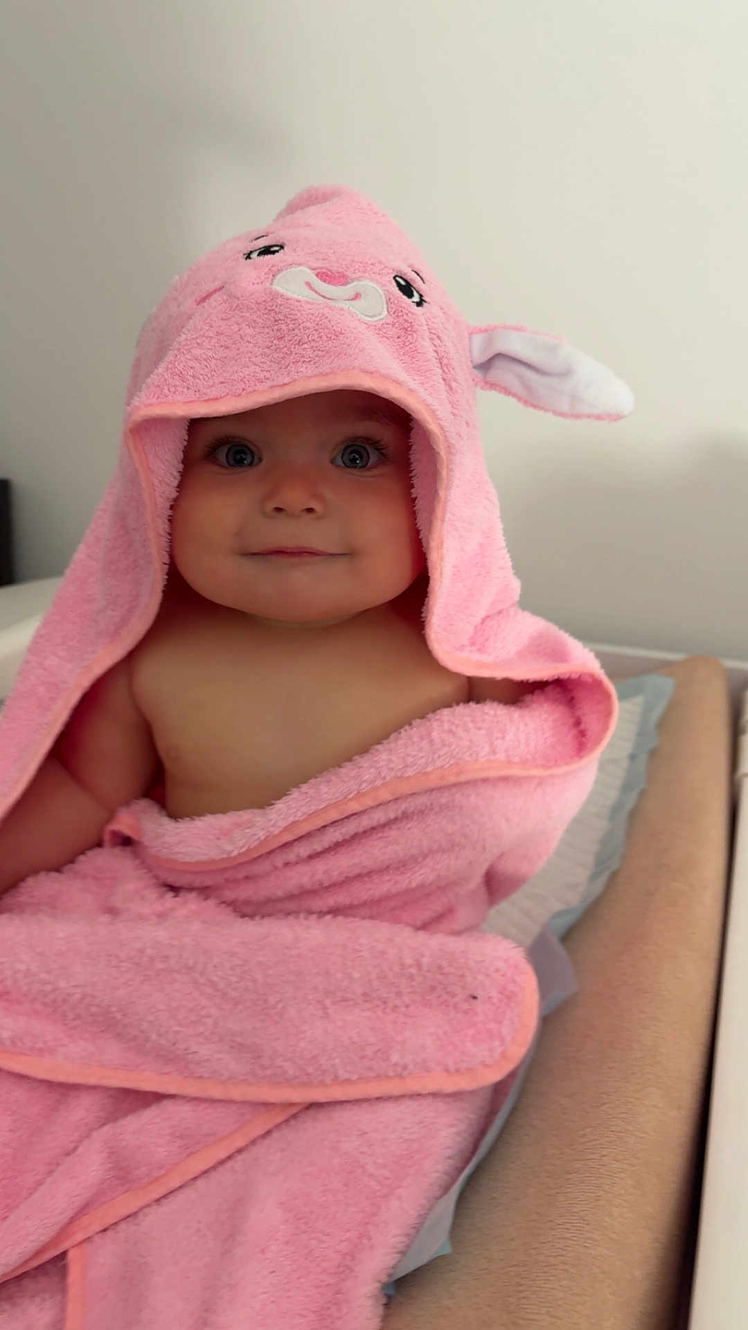 Ava a rejoint le concours — aidez-le/la à gagner de superbes lots ! baby, towel, pink, hood, cute, child, indoor, smile, face, ears, blanket, soft, person, portrait, bath, infant, skin, wrapped, seated, happy