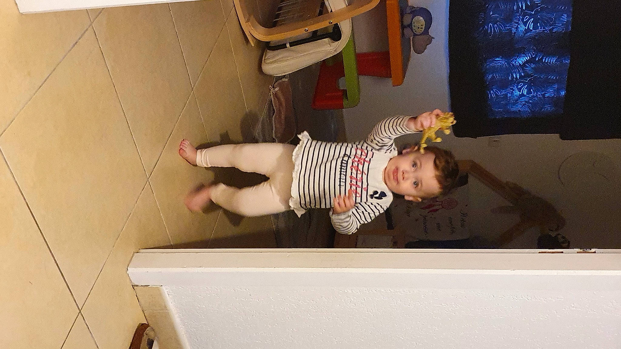 Malya participe au concours pour gagner de l'argent avec cette photo : baby, baby_toddler_clothing, child, curtain, elbow, flooring, fun, hardwood, house, knee, person, picture_frame, room, smile, t_shirt, toddler, wood, wrist