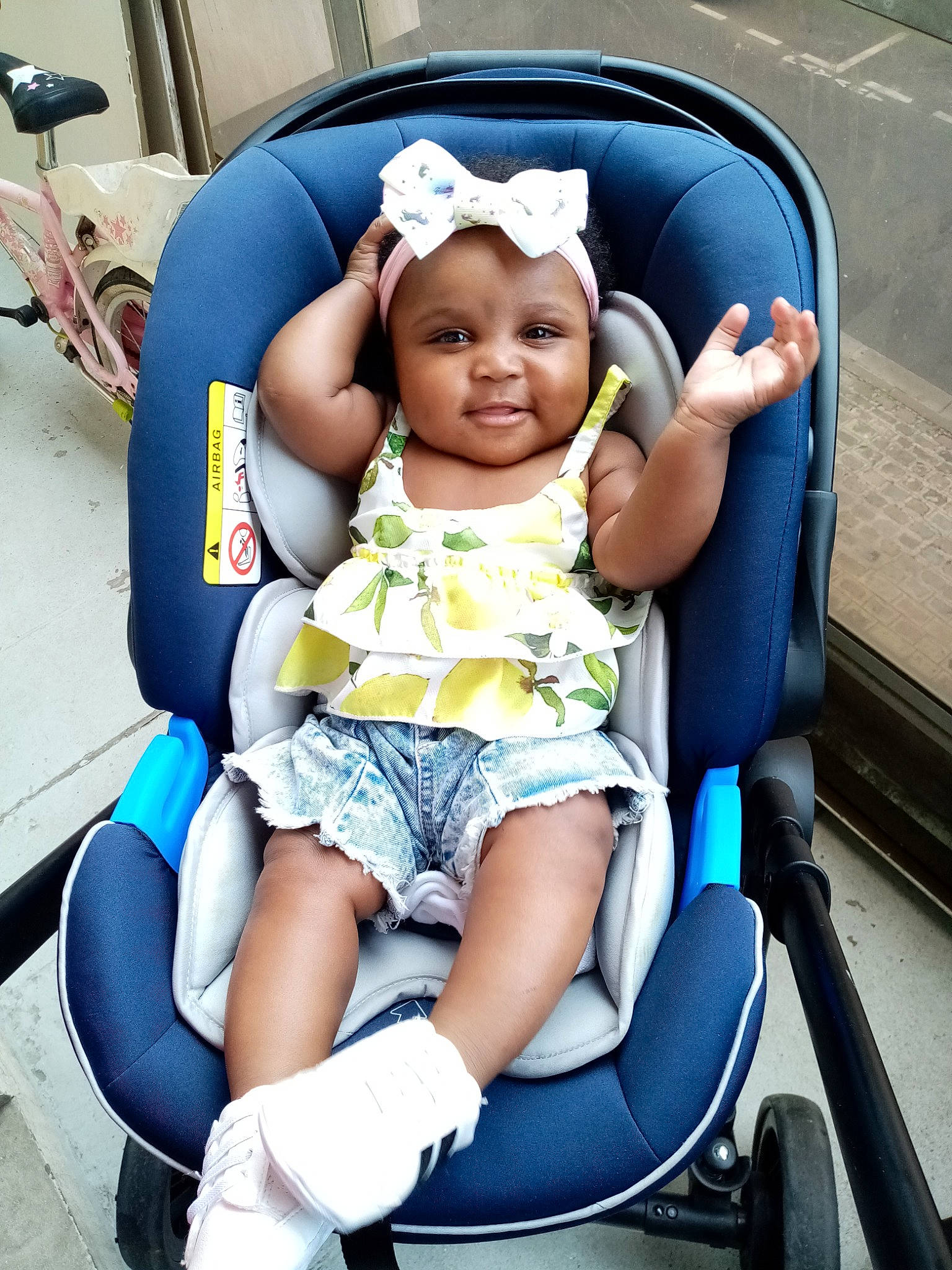 Marion participe au concours pour gagner de l'argent avec cette photo : baby, baby_carriage, baby_in_car_seat, baby_products, car_seat, child, comfort, headwear, person, product, sitting, smile, toddler, vacation