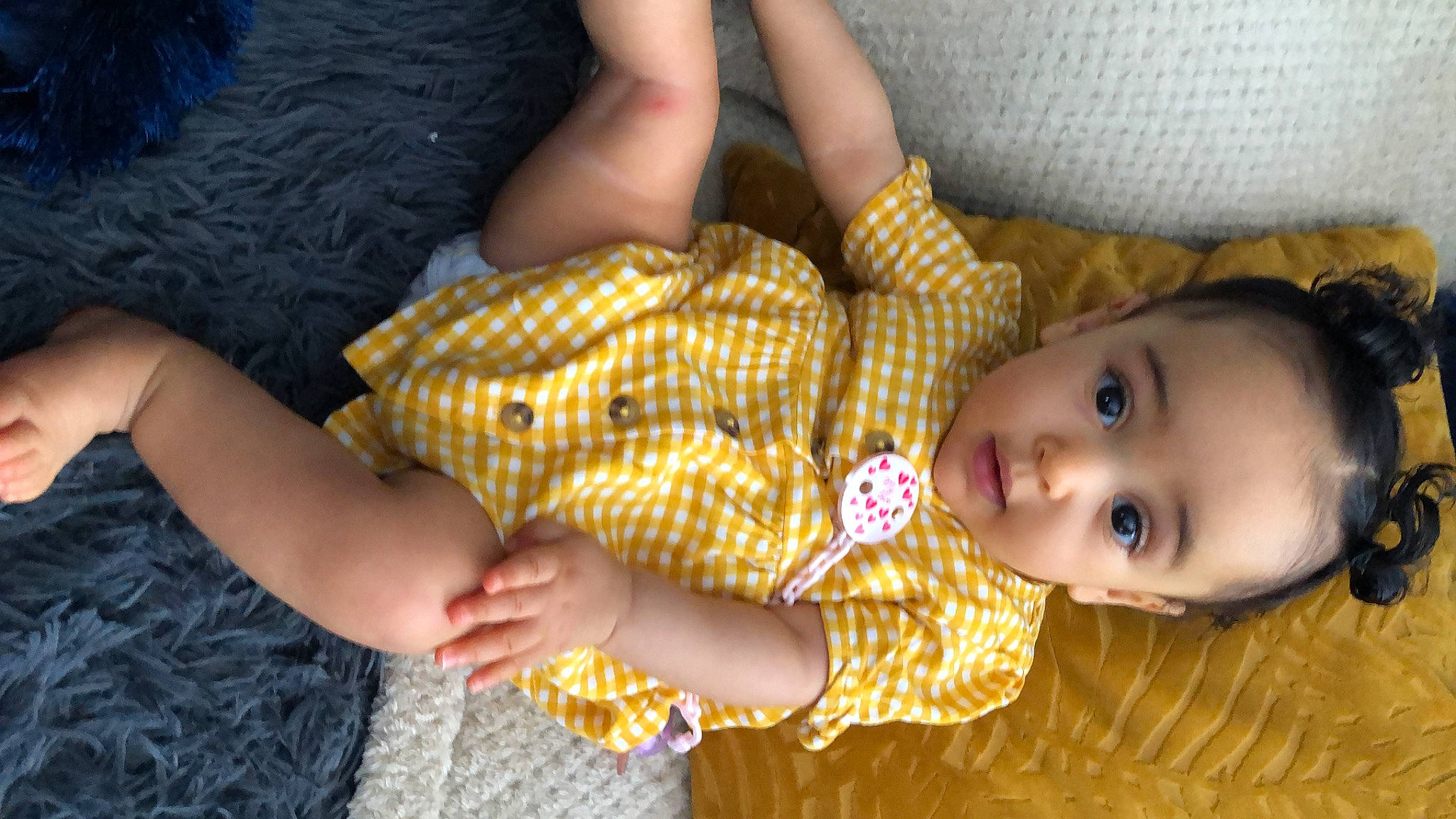 Sofia a rejoint le concours — aidez-le/la à gagner de superbes lots ! arm, baby_toddler_clothing, comfort, eye, finger, gesture, grass, hand, human, human_body, joint, nose, organ, person, skin, smile, textile, thumb, toddler, tree