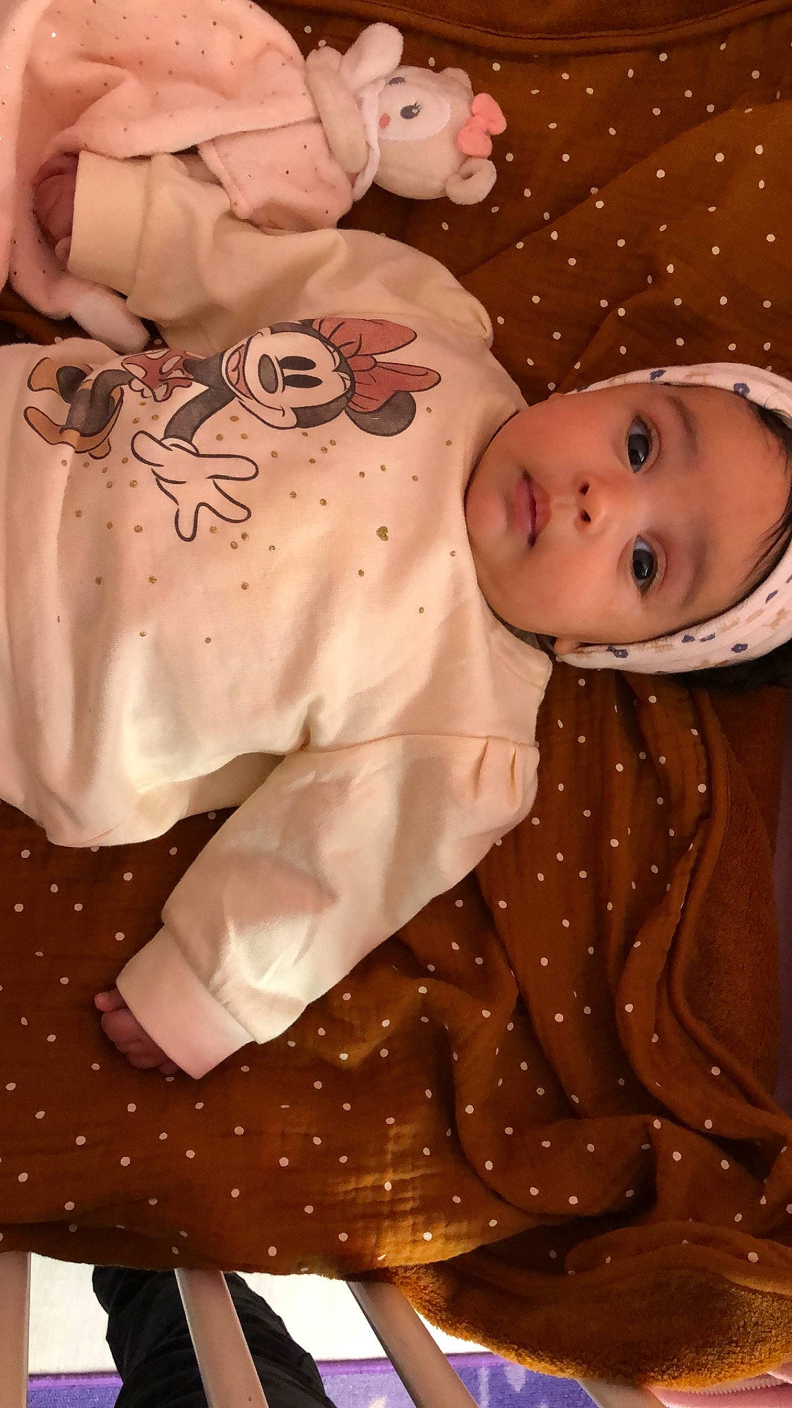 Sofia a rejoint le concours — aidez-le/la à gagner de superbes lots ! baby, baby_products, baby_toddler_clothing, cheek, child, dress_shirt, event, fashion_design, formal_wear, orange, outerwear, pattern, person, pink, polka_dot, sitting, skin, sleeve, textile, toddler