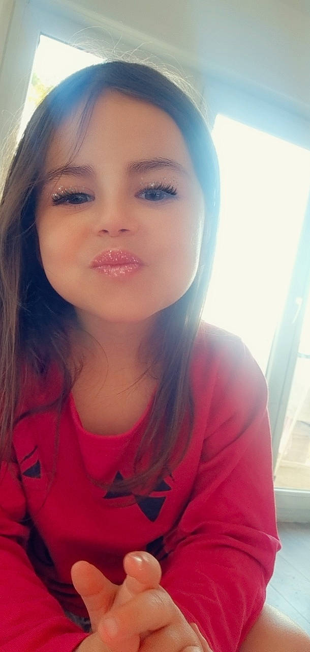 Jenna a rejoint le concours — aidez-le/la à gagner de superbes lots ! black_hair, cheek, chin, cool, ear, eyebrow, eyelash, forehead, happy, iris, jaw, layered_hair, lip, mouth, neck, nose, person, shoulder, skin, smile