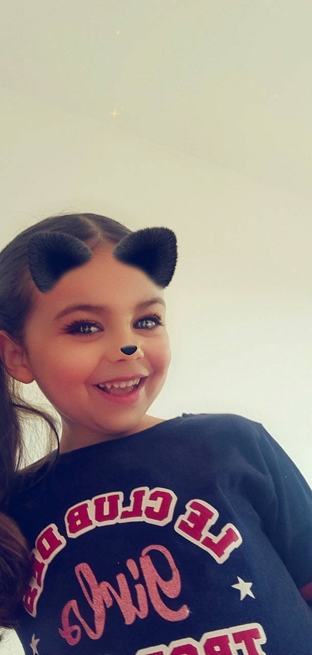 Jenna participe au concours pour gagner de l'argent avec cette photo : cheek, chin, ear, eye, eyebrow, eyelash, flash_photography, forehead, fun, happy, iris, jaw, joy, lip, long_hair, neck, nose, person, shoulder, skin