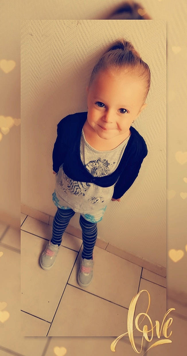 Luna participe au concours pour gagner de l'argent avec cette photo : arm, baby, cheek, child, cool, face, floor, flooring, hair, head, joint, joy, leg, outerwear, person, photography, shoe, skin, sleeve, standing