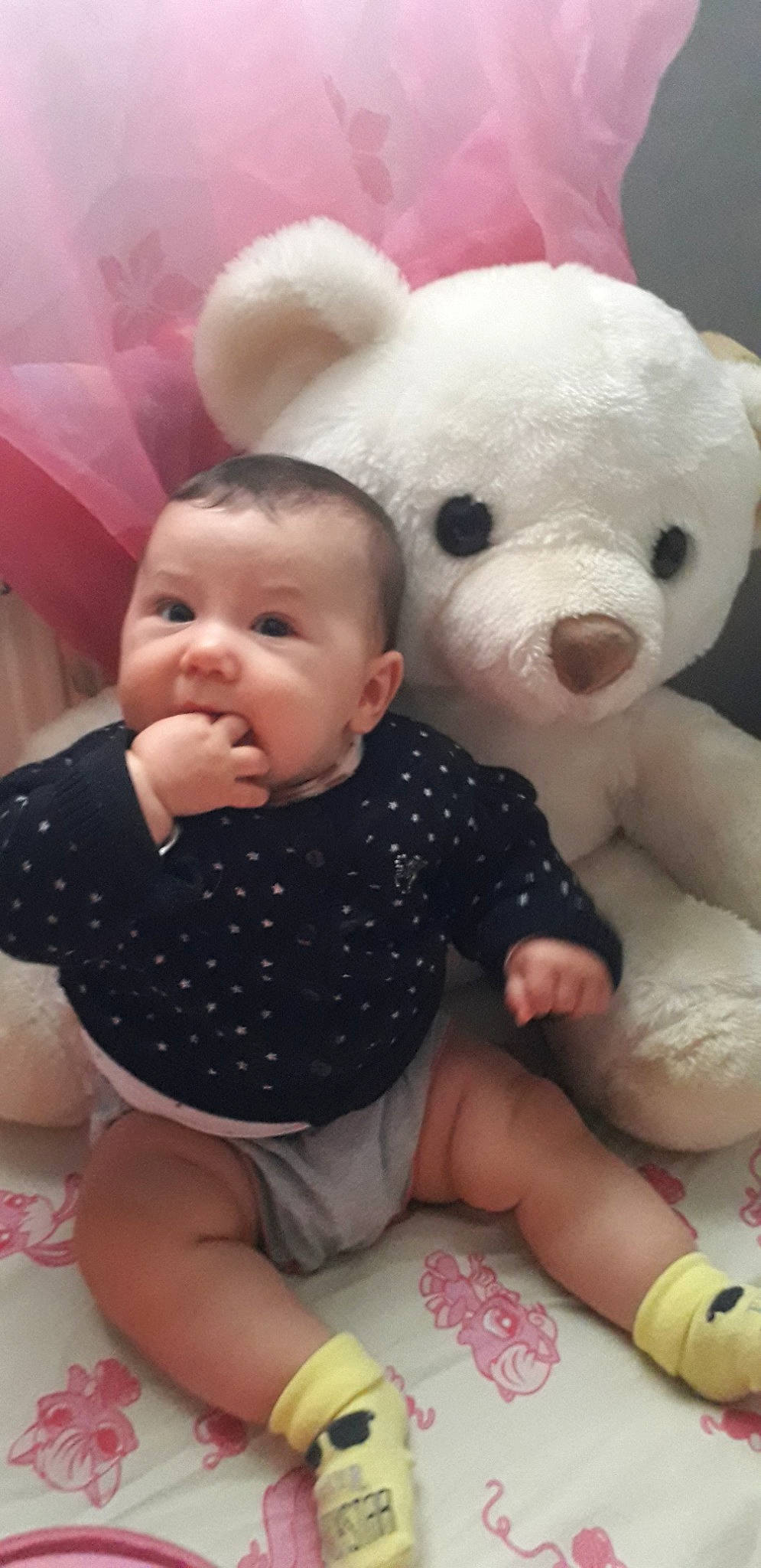 Guilia participe au concours pour gagner de l'argent avec cette photo : baby, cheek, child, ear, eye, head, nose, person, pink, plush, skin, snout, stuffed_toy, teddy_bear, textile, toddler, toy