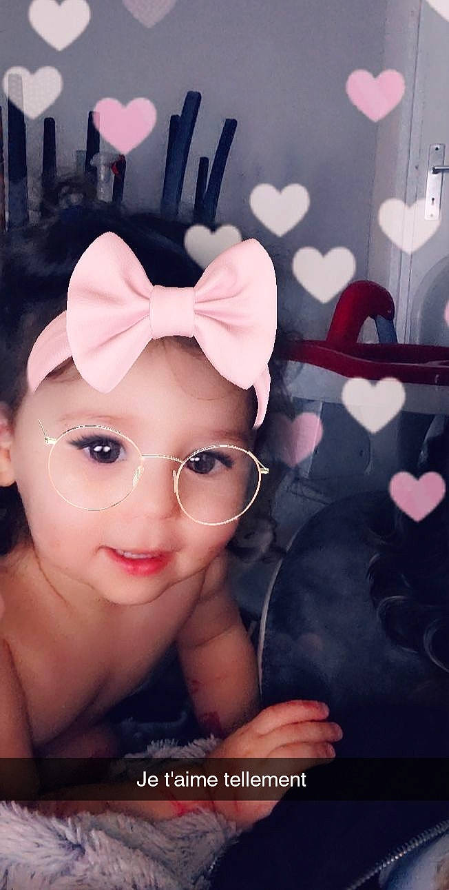 Guilia participe au concours pour gagner de l'argent avec cette photo : bangs, black_hair, cap, cool, ear, eyelash, eyewear, finger, flash_photography, gesture, glasses, happy, headband, headpiece, headwear, human_body, magenta, pattern, person, petal