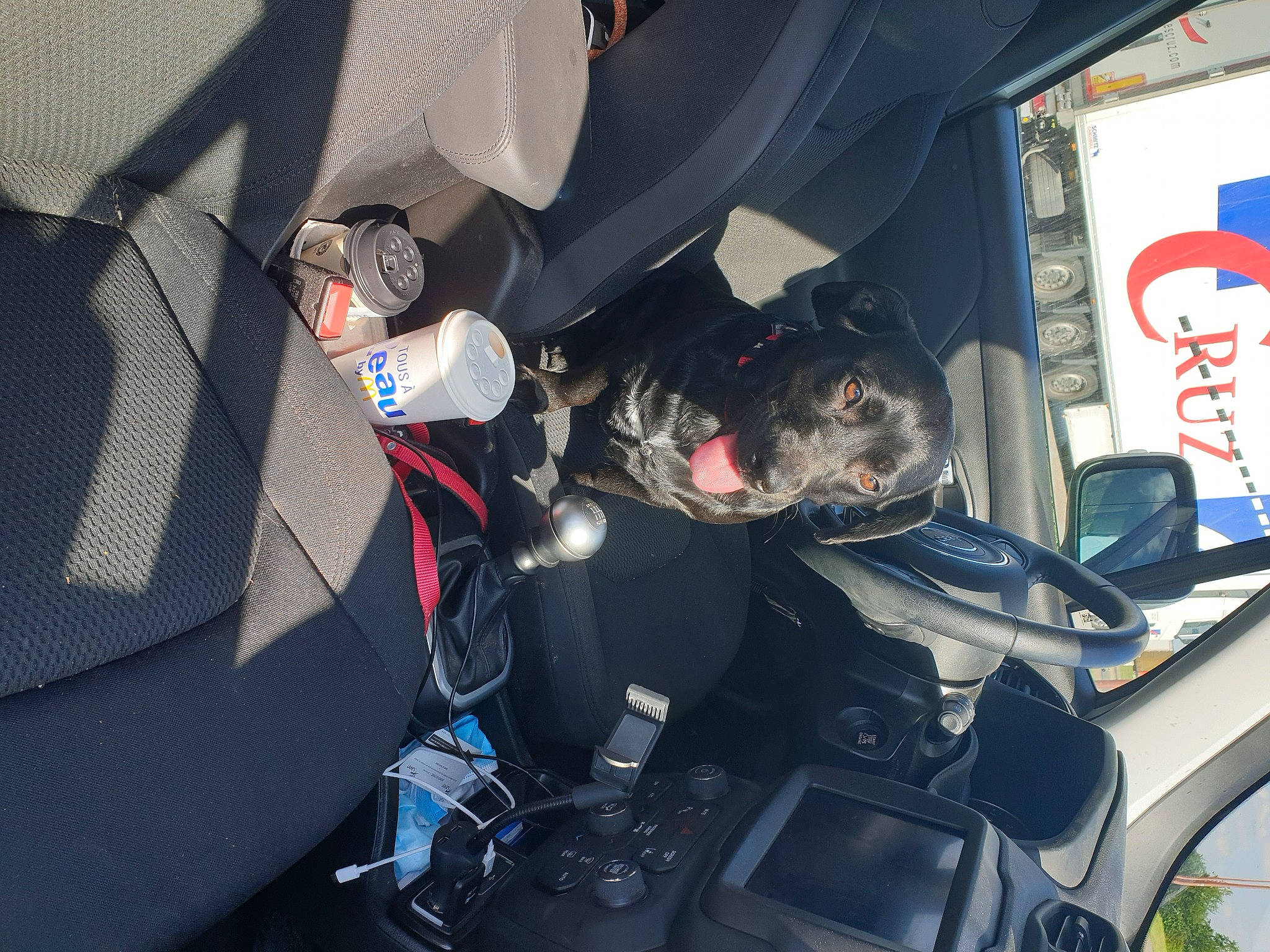 Pixel a rejoint le concours — aidez-le/la à gagner de superbes lots ! auto_part, automotive_design, automotive_exterior, automotive_lighting, automotive_tire, automotive_wheel_system, automotive_window_part, bumper, car, car_seat_cover, family_car, hood, motor_vehicle, personal_luxury_car, steering_part, steering_wheel, vehicle, vehicle_door, window, windshield