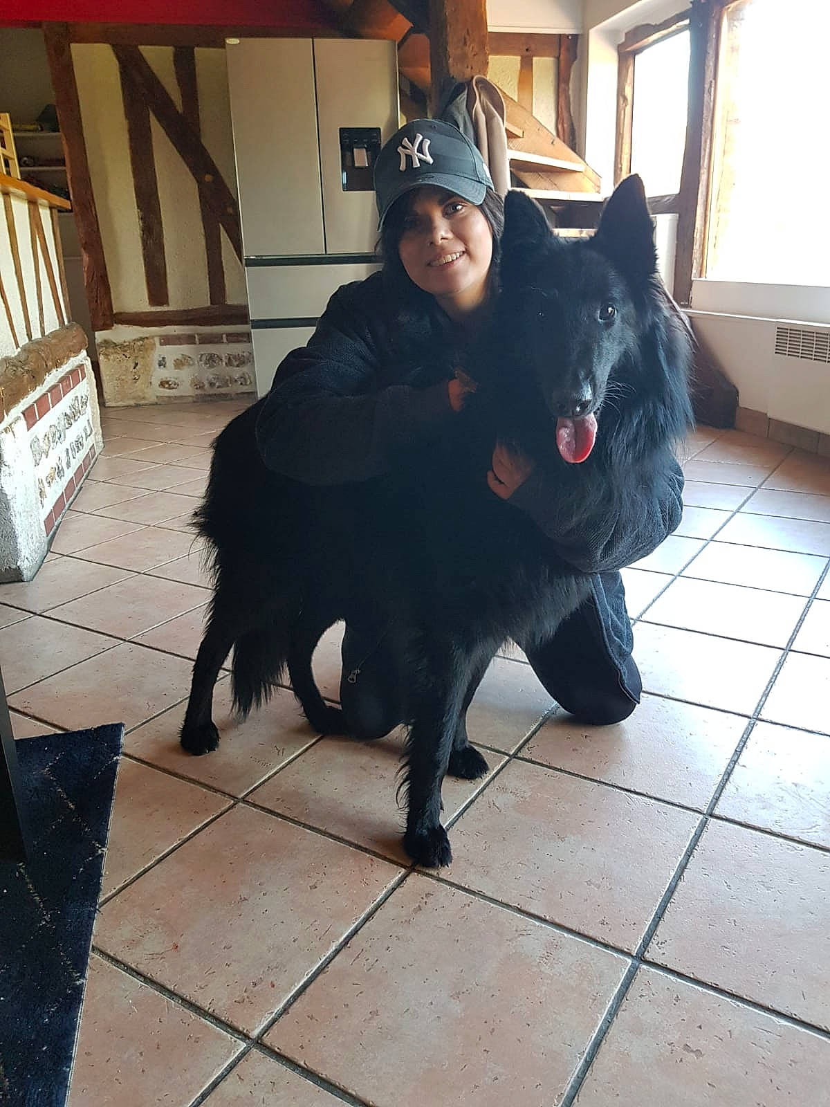 Nash a rejoint le concours — aidez-le/la à gagner de superbes lots ! companion_dog, dog_breed, face, floor, flooring, formal_wear, fur, fur_clothing, gesture, happy, hat, human_leg, personal_protective_equipment, smile, snout, street_fashion, tail, thigh, waist, window