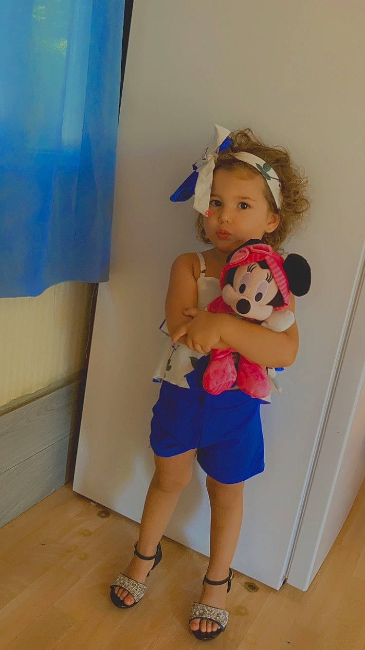 Alia participe au concours pour gagner de l'argent avec cette photo : abdomen, child, costume, dress, electric_blue, fashion_design, fawn, flooring, fun, happy, human_leg, joint, knee, person, sandal, shoulder, stuffed_toy, textile, thigh, toy