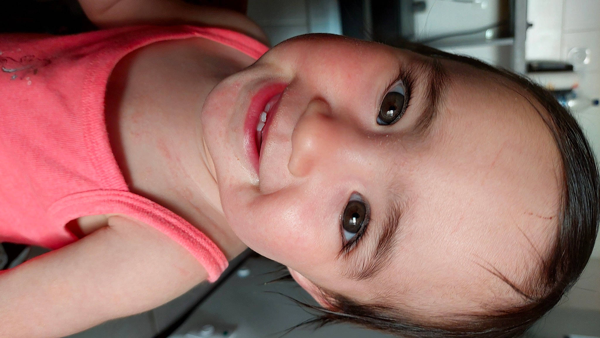 Lilas a rejoint le concours — aidez-le/la à gagner de superbes lots ! cheek, ear, eye, eyebrow, eyelash, flash_photography, forehead, gesture, hand, happy, human_body, iris, jaw, joy, lip, mouth, neck, nose, person, skin