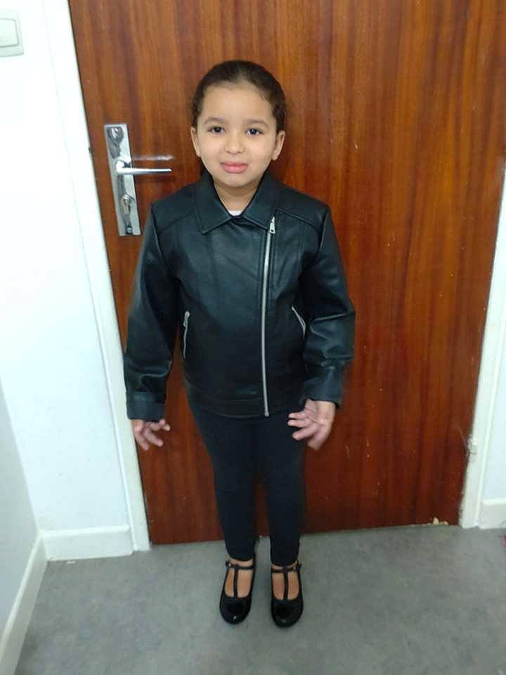 Malory participe au concours pour gagner de l'argent avec cette photo : blazer, button, collar, cuff, denim, door, dress_shirt, electric_blue, fashion_design, formal_wear, home_door, joy, knee, official, person, school_uniform, sleeve, suit, tuxedo, uniform