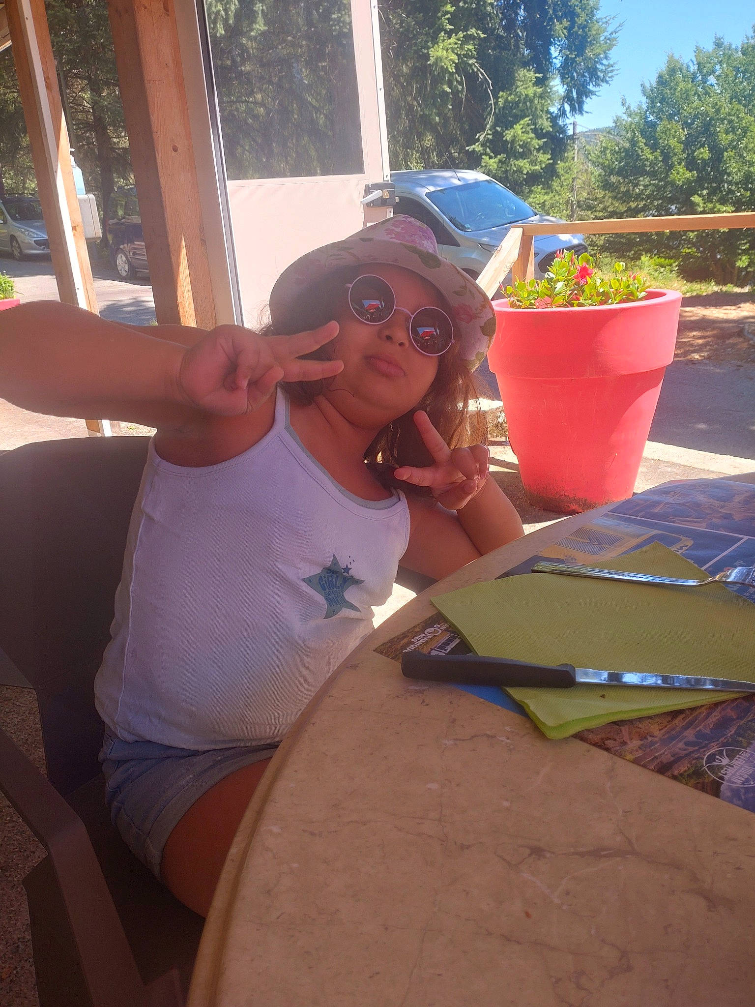 Malory a rejoint le concours — aidez-le/la à gagner de superbes lots ! chair, chest, event, eyewear, finger, fun, hat, landscape, leisure, morning, person, plant, recreation, shade, shorts, sitting, t_shirt, thigh, tree, trunk