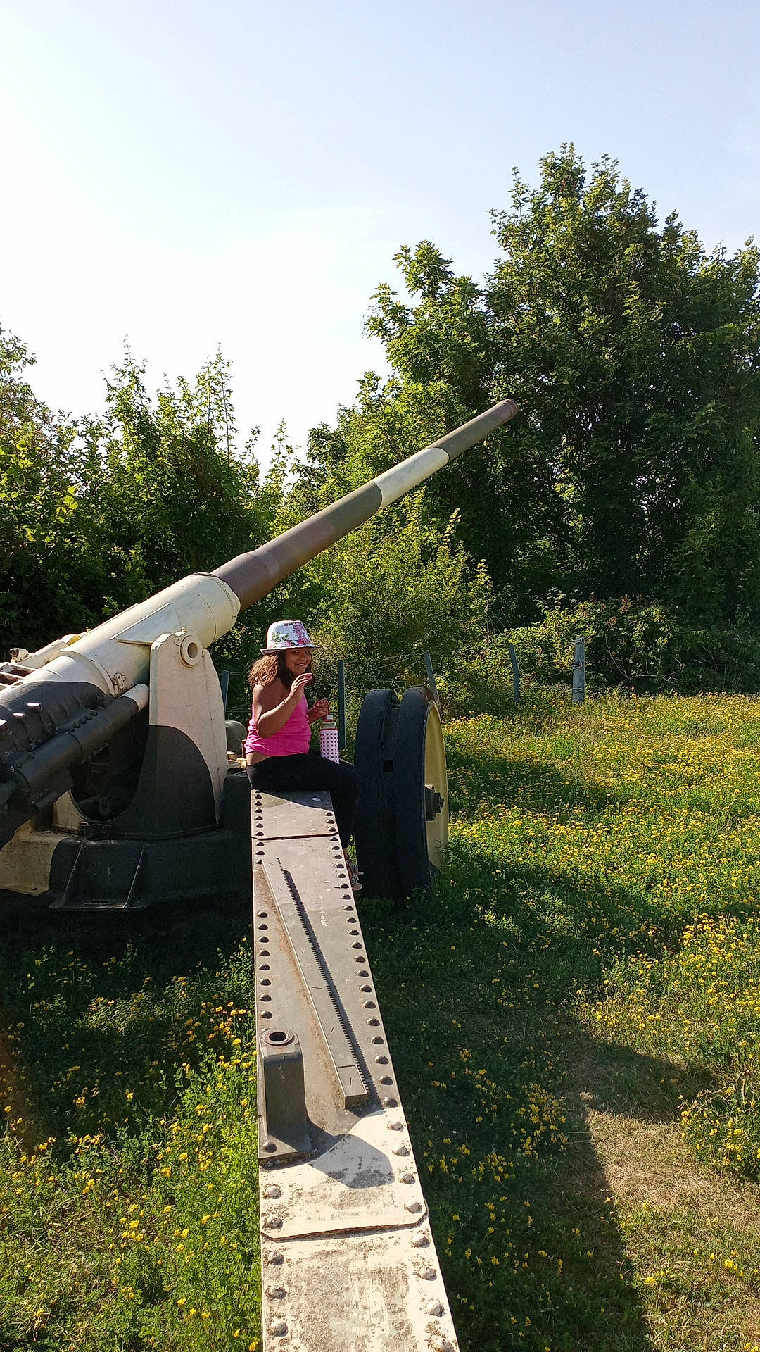 Malory participe au concours pour gagner de l'argent avec cette photo : asphalt, automotive_wheel_system, cannon, grass, headwear, joy, landscape, lawn, leisure, motor_vehicle, person, plant, pole, public_utility, recreation, road, road_surface, rural_area, shrub, sky