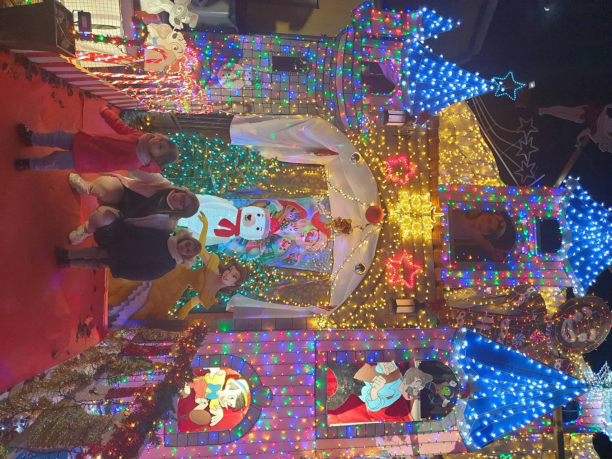 Maëva Et Anaëlle participe au concours pour gagner de l'argent avec cette photo : christmas, decoration, festival, holiday, person, tradition