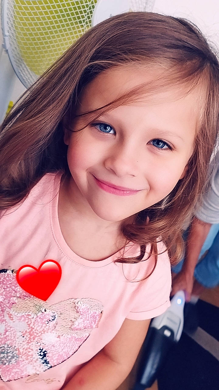 Emma a rejoint le concours — aidez-le/la à gagner de superbes lots ! cheek, chin, cool, eye, eyebrow, eyelash, flash_photography, gesture, happy, human_body, iris, joy, lip, mouth, neck, nose, organ, person, pink, shoulder