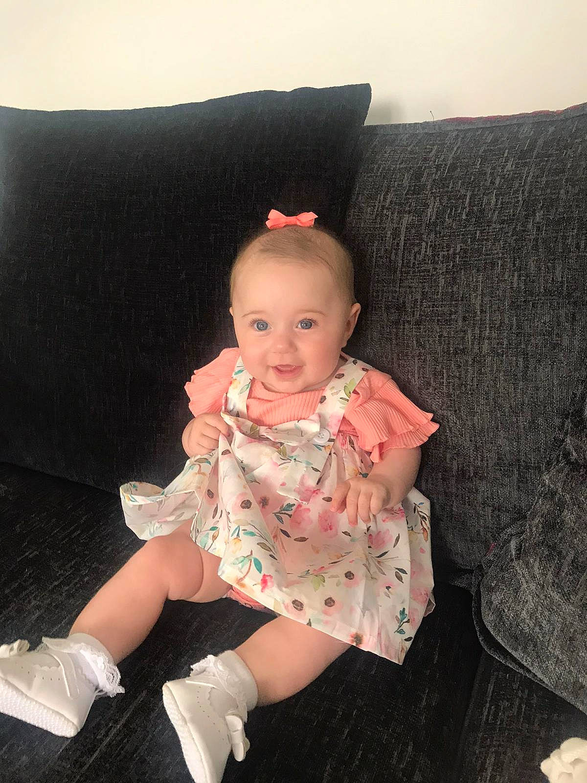 Londyn is registered to the contest to win money with this photo: baby, baby_toddler_clothing, comfort, couch, flash_photography, foot, human_leg, knee, lap, leg, person, pink, sitting, skin, sleeve, smile, sock, thigh, thumb, toddler