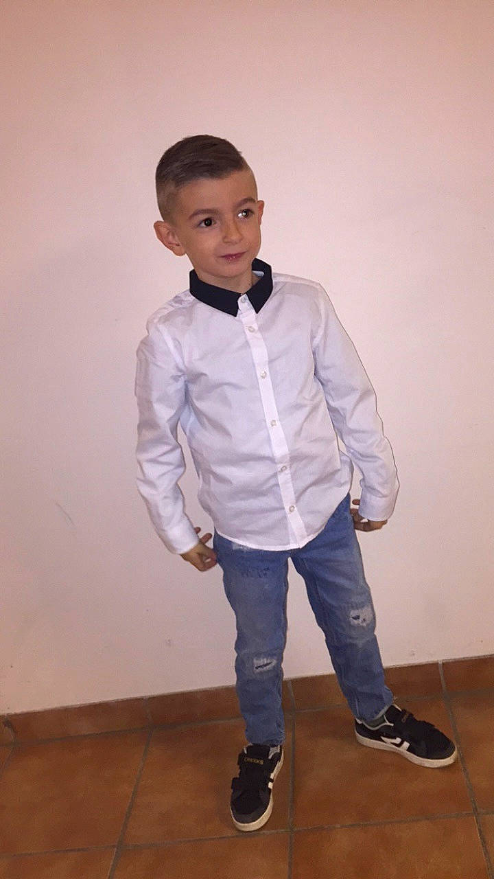 Wesley participe au concours pour gagner de l'argent avec cette photo : arm, blazer, button, collar, cuff, denim, dress_shirt, electric_blue, fashion_design, formal_wear, gesture, jeans, joy, knee, person, shoe, sleeve, sportswear, street_fashion, t_shirt