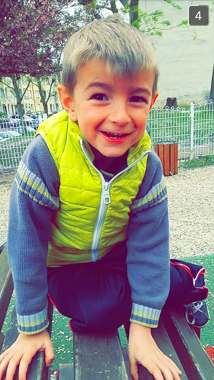 Wesley a rejoint le concours — aidez-le/la à gagner de superbes lots ! baby_toddler_clothing, child, city, cool, electric_blue, facial_expression, fun, grass, happy, joy, leaf, leisure, person, personal_protective_equipment, public_space, recreation, sitting, skin, sleeve, smile