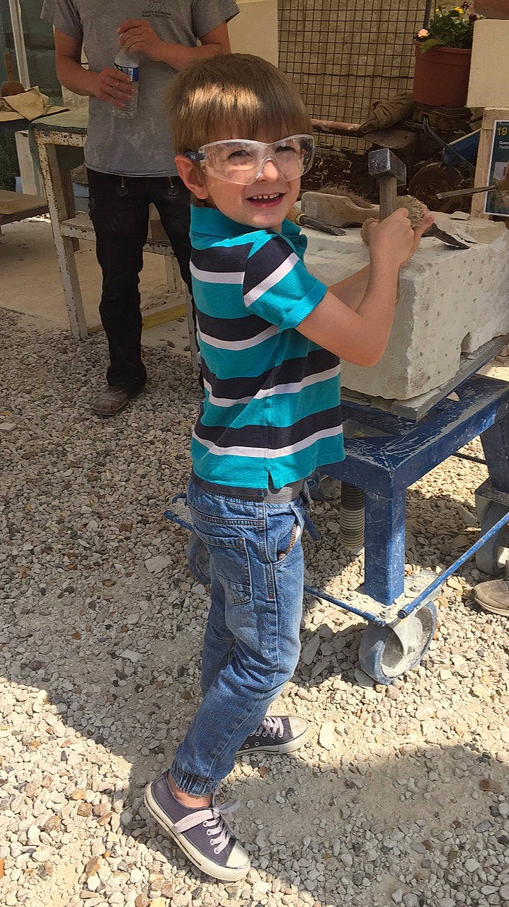 Wesley a rejoint le concours — aidez-le/la à gagner de superbes lots ! boot, child, concrete, denim, electric_blue, fun, happy, jeans, joy, landscape, leg, leisure, person, play, sandal, sleeve, smile, sneakers, soil, t_shirt