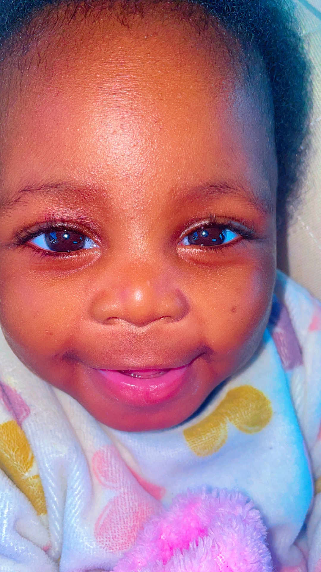 Stemelle a rejoint le concours — aidez-le/la à gagner de superbes lots ! baby, smiling, close_up, face, eyes, blanket, cozy, infant, child, cute, happy, portrait, skin, mouth, clothing, warm, soft, young, head, expression