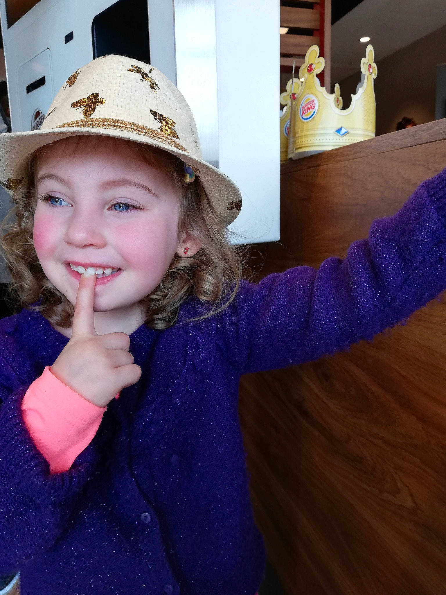 Emeline a rejoint le concours — aidez-le/la à gagner de superbes lots ! child, costume_hat, fashion_accessory, finger, fun, hat, headgear, headwear, joy, person, purple, smile, sun_hat, toddler, violet