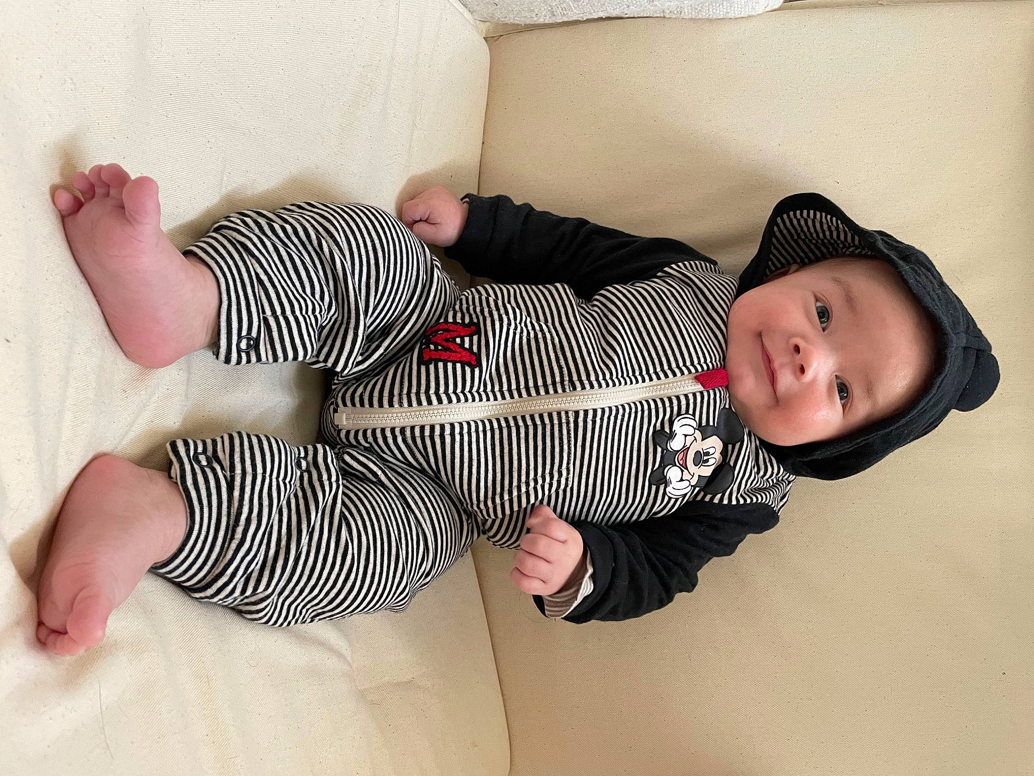 Jonas participe au concours pour gagner de l'argent avec cette photo : arm, baby, baby_sleeping, baby_toddler_clothing, child, comfort, facial_expression, finger, headwear, human, human_body, human_leg, leg, mammal, pattern, person, product, skin, sleeve, textile