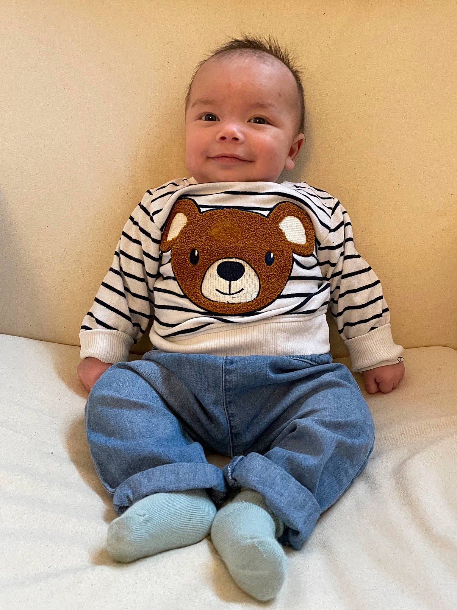 Jonas participe au concours pour gagner de l'argent avec cette photo : baby, baby_toddler_clothing, cheek, collar, comfort, dress_shirt, eye, face, floor, happy, head, human_body, jeans, joy, knee, nose, person, skin, sleeve, smile