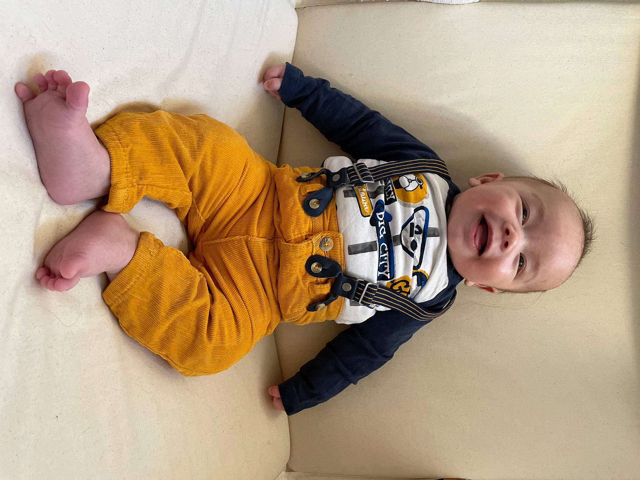 Jonas participe au concours pour gagner de l'argent avec cette photo : arm, baby, baby_products, baby_sleeping, baby_toddler_clothing, child, comfort, elbow, happy, joint, knee, linens, person, product, room, sleeve, sock, t_shirt, textile, thigh