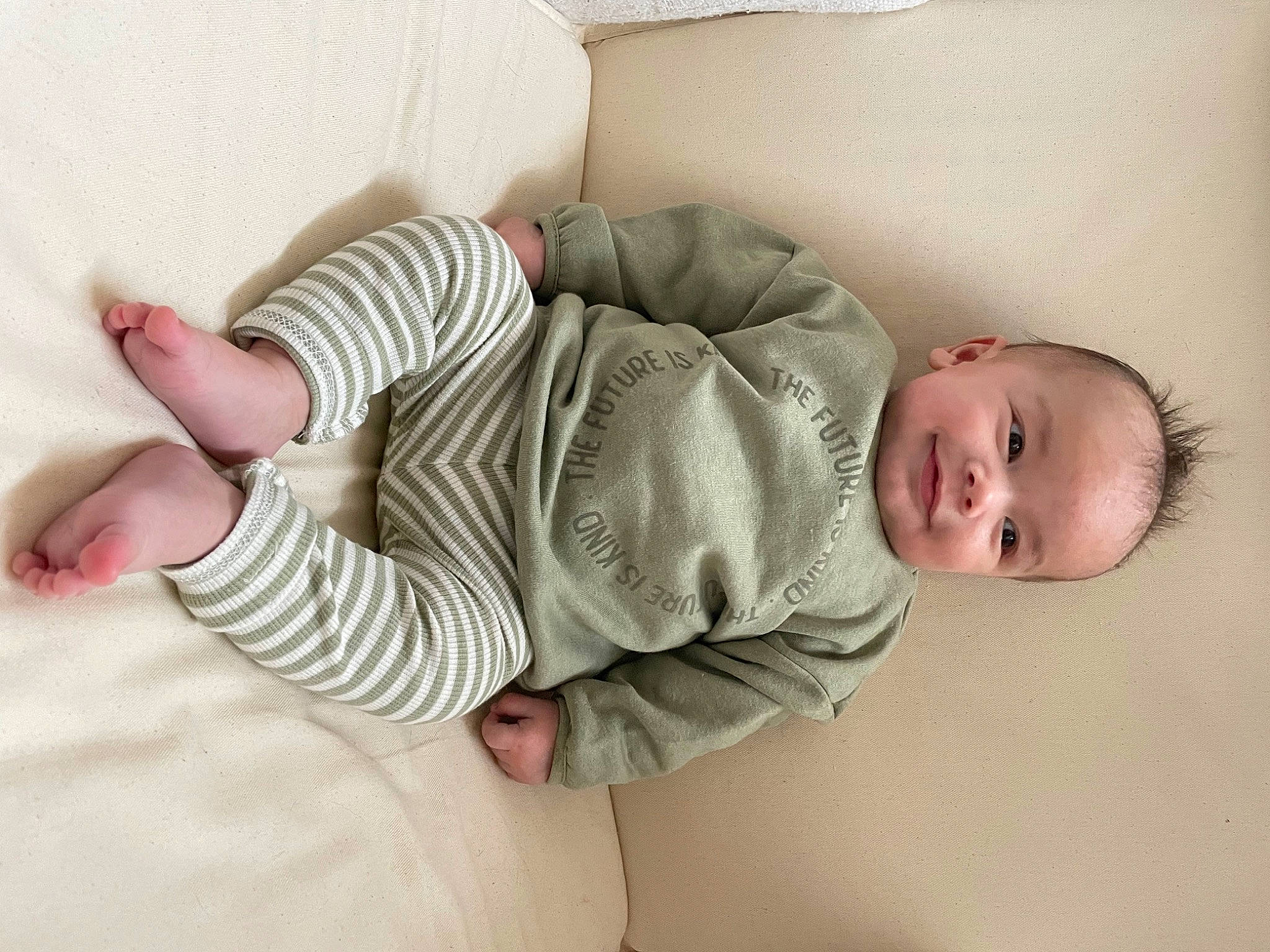 Jonas participe au concours pour gagner de l'argent avec cette photo : arm, baby, baby_toddler_clothing, cheek, comfort, eye, face, finger, human_body, joint, joy, leg, linens, mammal, neck, nose, person, skin, sleeve, textile