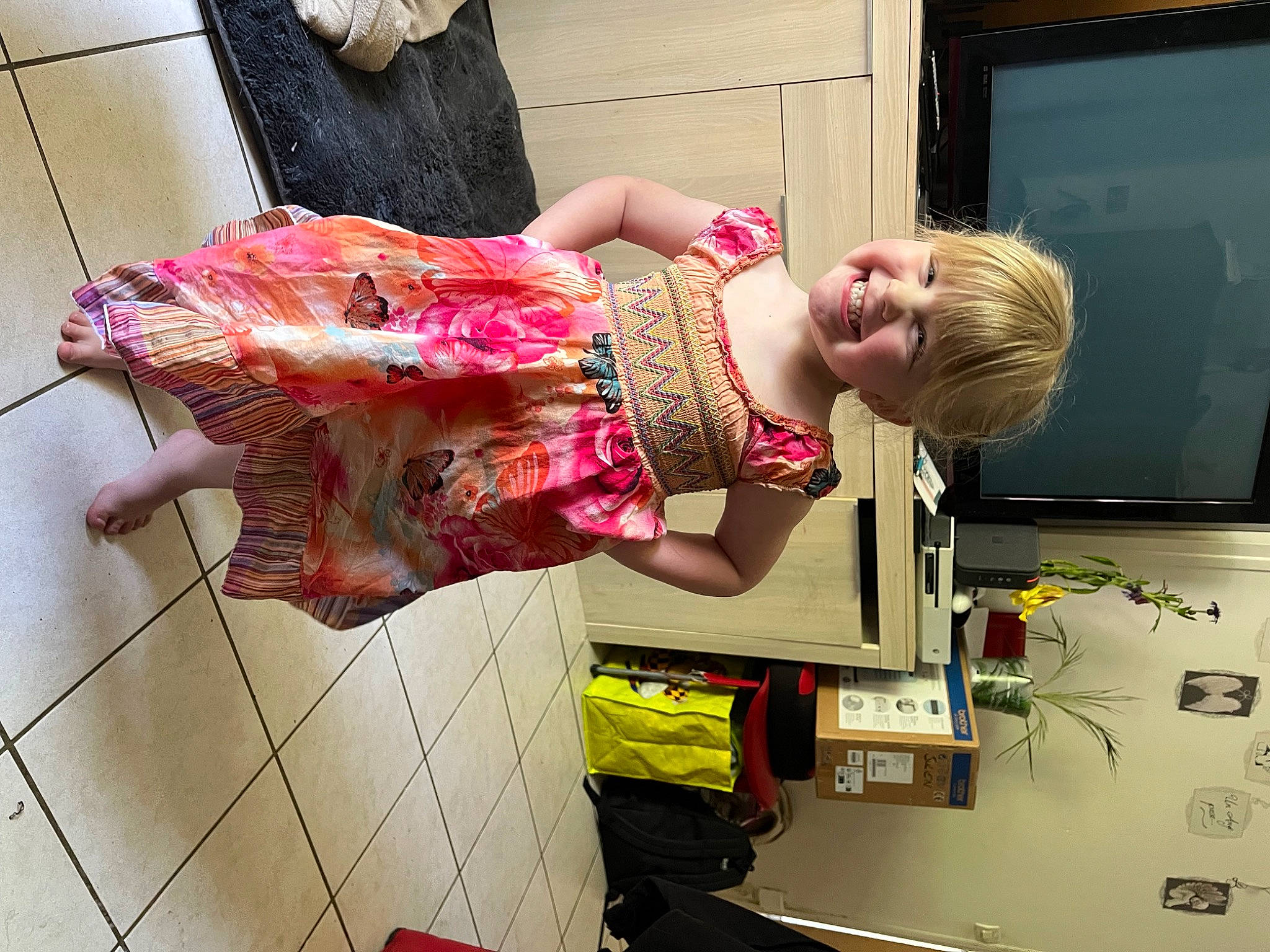 Elyne participe au concours pour gagner de l'argent avec cette photo : baby, baby_toddler_clothing, child, flesh, flooring, fun, fur, happy, joy, magenta, pattern, person, pink, room, t_shirt, toddler