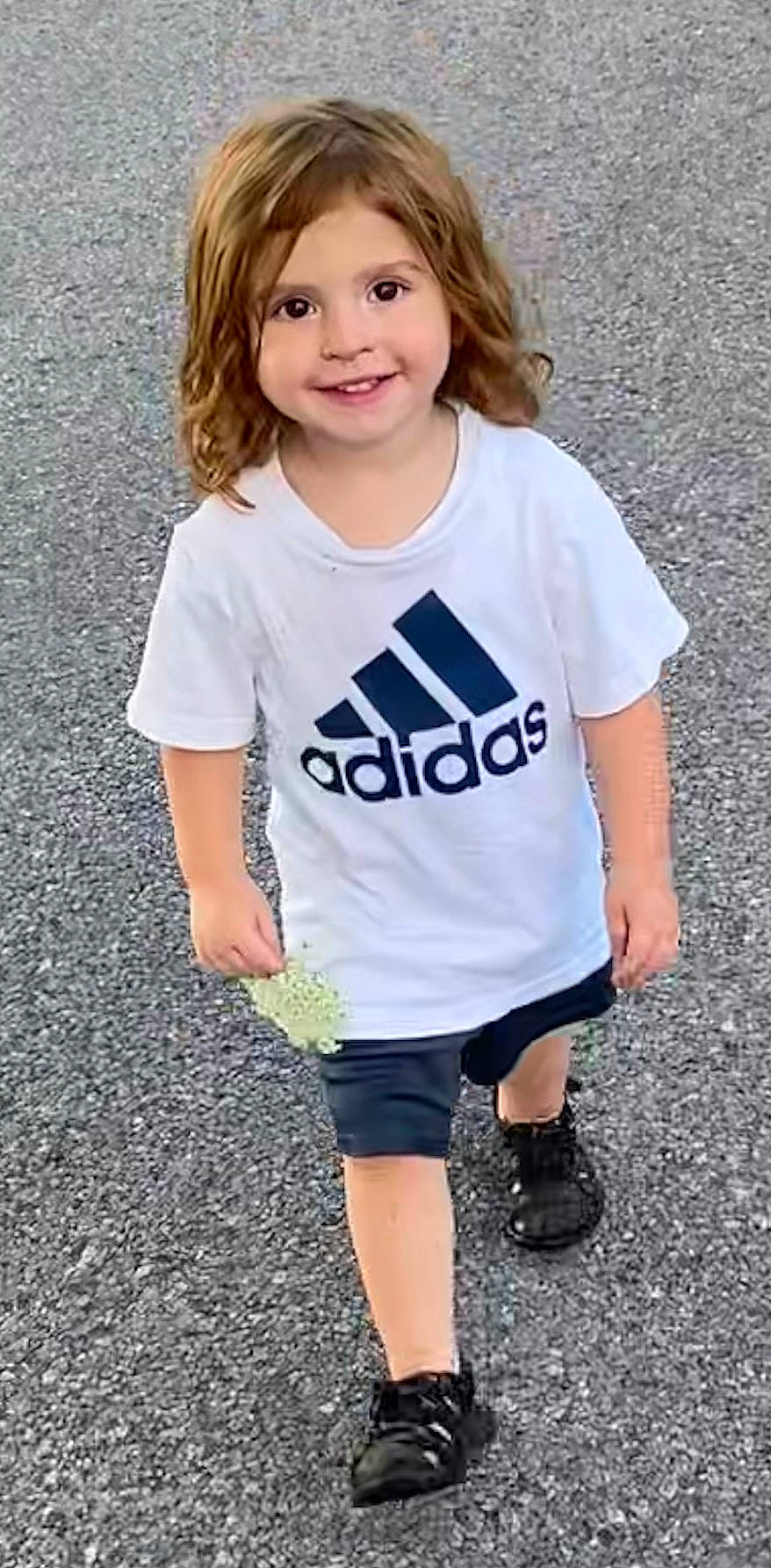 Alaric is registered to the contest to win money with this photo: asphalt, baby_toddler_clothing, blond, child, clothing, denim, electric_blue, gesture, grass, happy, joint, joy, knee, person, shorts, sleeve, smile, sportswear, street_fashion, t_shirt