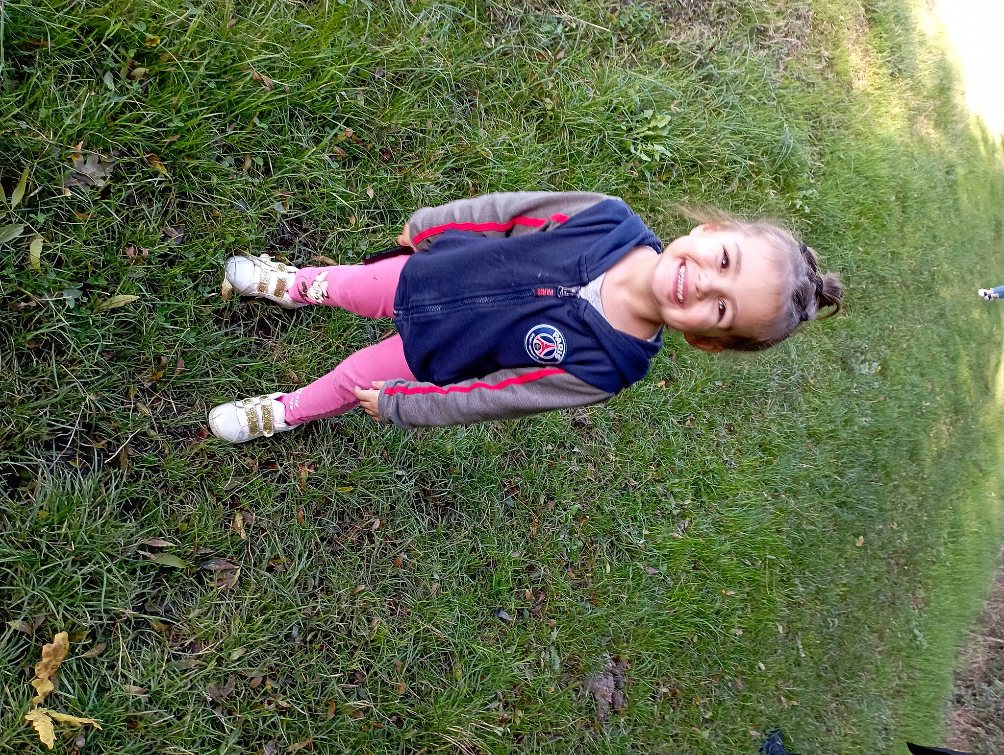 Amélie a rejoint le concours — aidez-le/la à gagner de superbes lots ! baby, baby_toddler_clothing, child, fun, grass, grass_family, grassland, groundcover, happy, joy, landscape, lawn, leisure, people_in_nature, person, plant, recreation, shrub, smile, soil